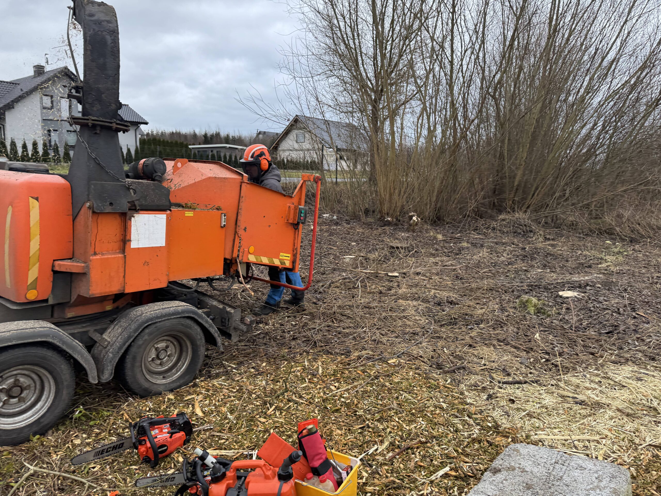 oczyszczanie działki z samosiejek